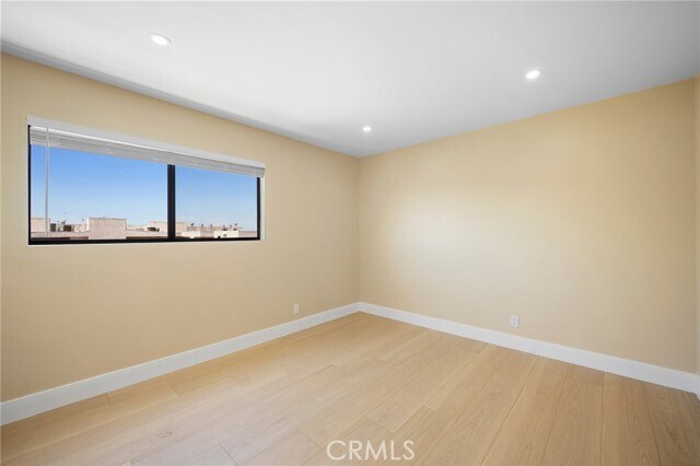 Building Photo - 635 E Elmwood Ave