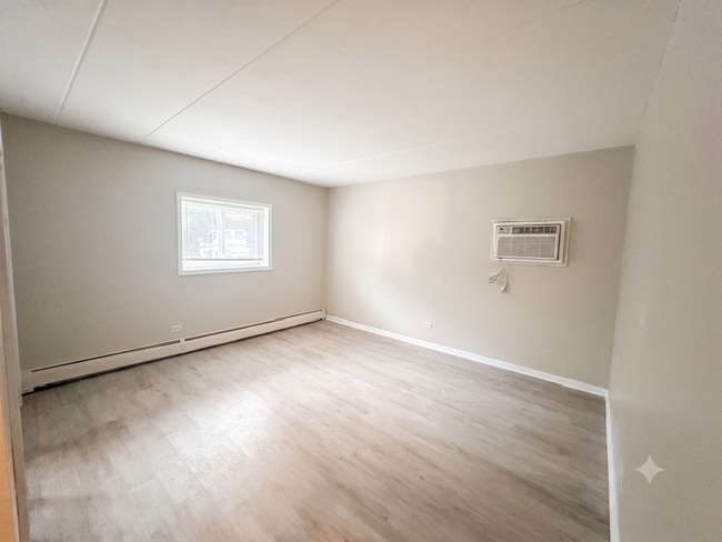 Building Photo - Newly Updated 2 bedroom 1.5 Bath Unit.