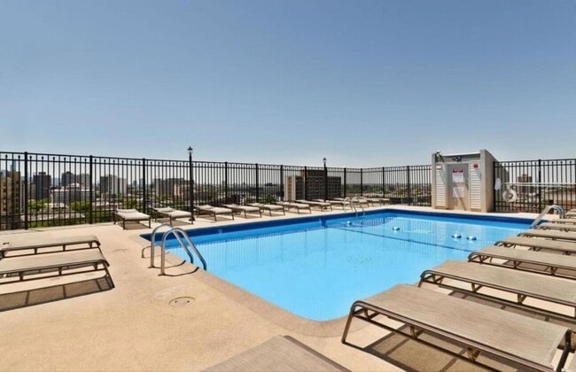 Building Photo - 450 W Briar Pl