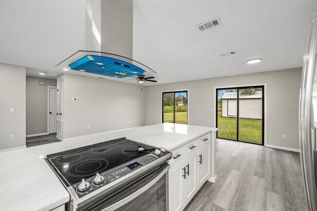 Building Photo - Charming Palm Bay Retreat - Perfect for Relaxation and Entertainment!