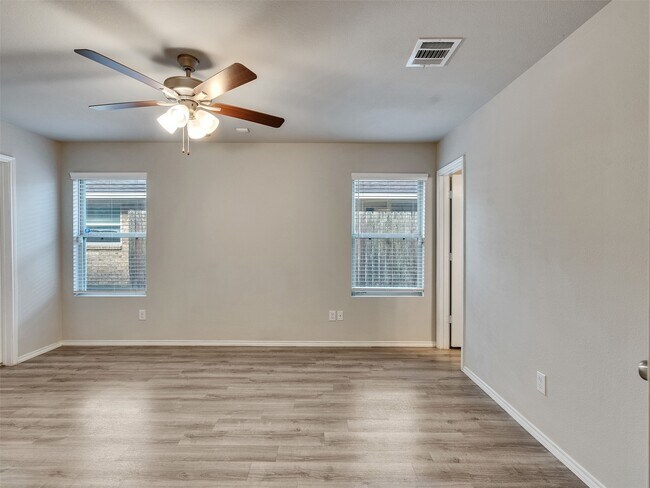 Building Photo - 419 8th Ave N
