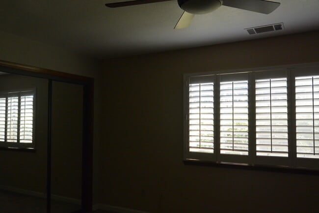 Building Photo - 1933 S Royal Oaks Dr