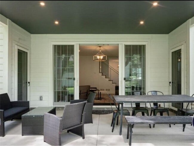 Building Photo - 1032 Gardner St E