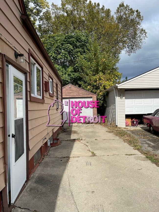 Building Photo - 3 BEDROOM | 1 BATH | FREE PRE SCREEN