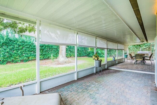 Building Photo - 3 bedroom 3 bath executive home in Imperia...