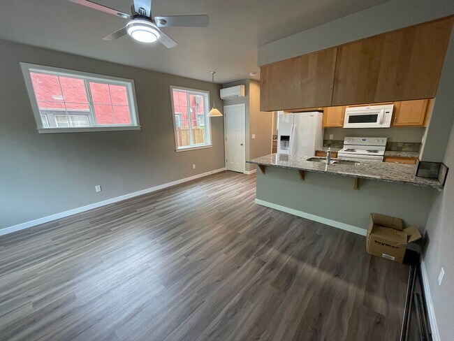 Building Photo - NEW 4 Bedroom / 4.5 Bath Duplex. A/C in every bedroom