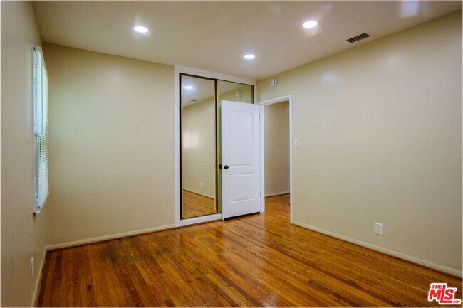Building Photo - 10707 Flaxton St