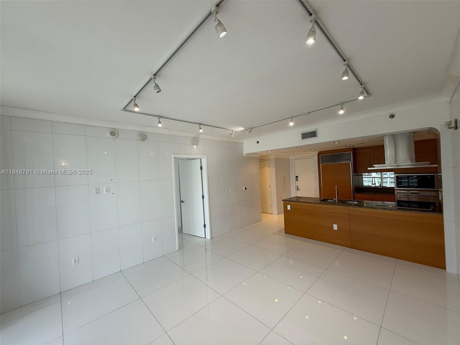 Building Photo - 485 Brickell Ave