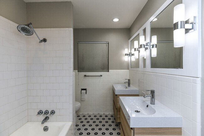 Building Photo - 4406-4410 Granbury TriPlex