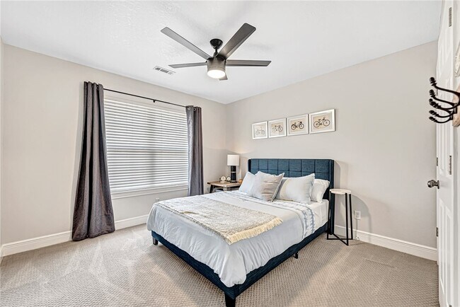 Building Photo - 701 SW Maidstone Ave