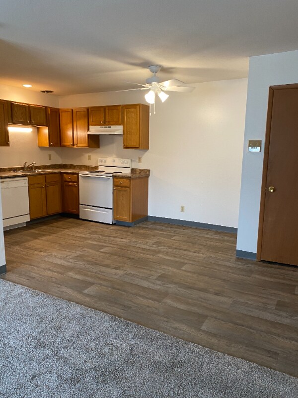 Building Photo - 401 SW Elm St
