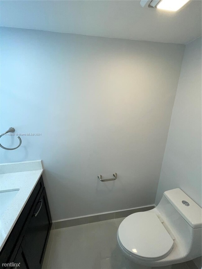 Building Photo - 3 br, 2.5 bath Townhome - 931 SW 112th Ter...