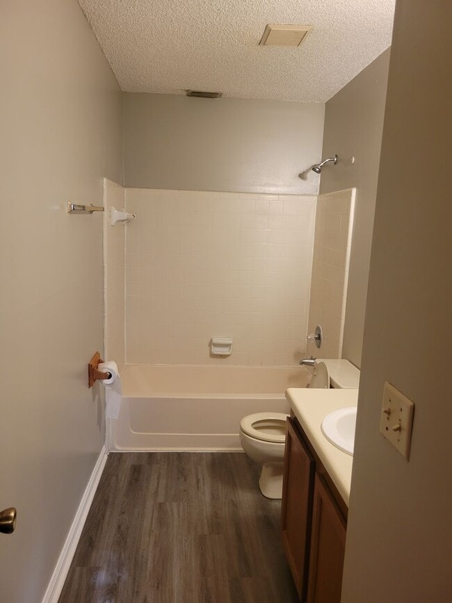 Building Photo - $1195 - Jefferson Square - Updated 2/2