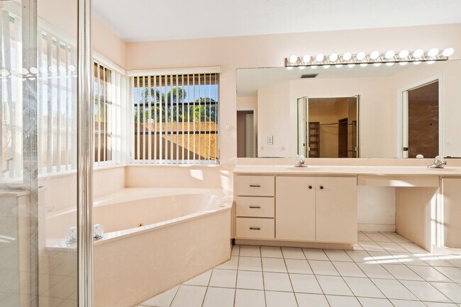 Building Photo - 1255 SE Naples Ln