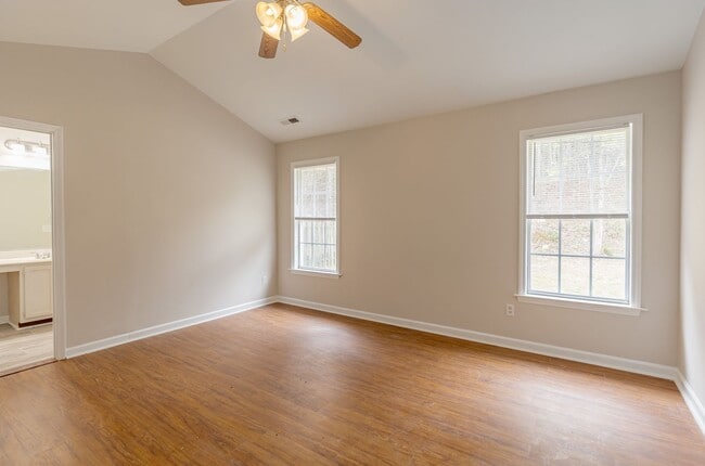 Building Photo - Beautiful 4 bed 2 bath home in Greensboro with fenced yard. Walk to coffee shop and restaurants.