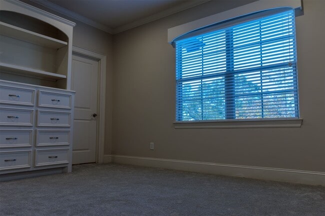 Building Photo - 2101 Elmen St