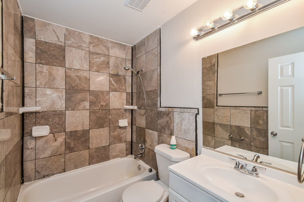 Building Photo - 8888 Northview Dr