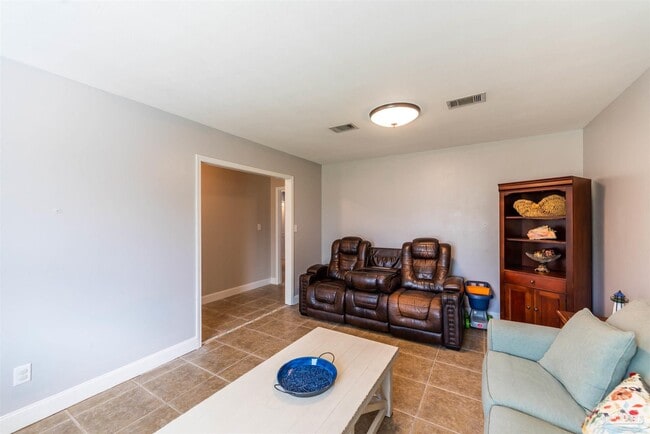 Building Photo - 12164 Longwood Dr