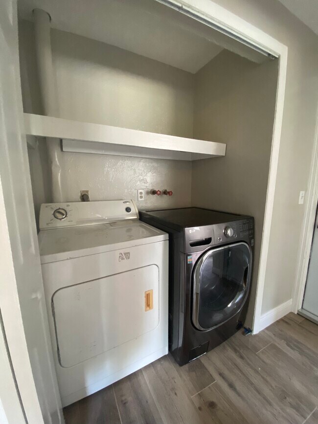 Building Photo - 2210 Marilyn Ln