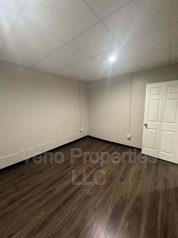 Building Photo - 221 Spring Ave