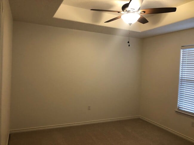 Building Photo - NEWER HOME ON QUIET STREET