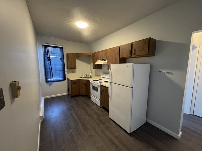 Building Photo - 731 Main St