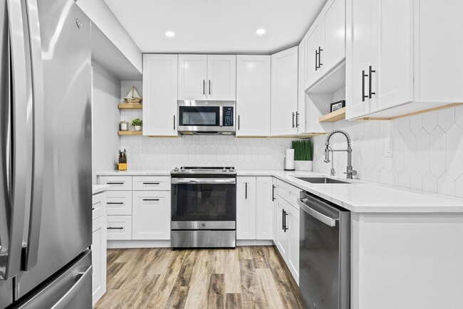 Building Photo - 1881 Middle River Dr