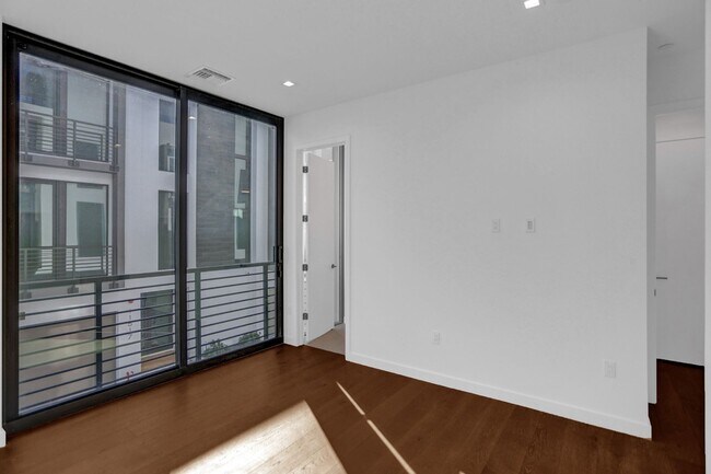 Building Photo - Gorgeous New Townhouse on the Beach