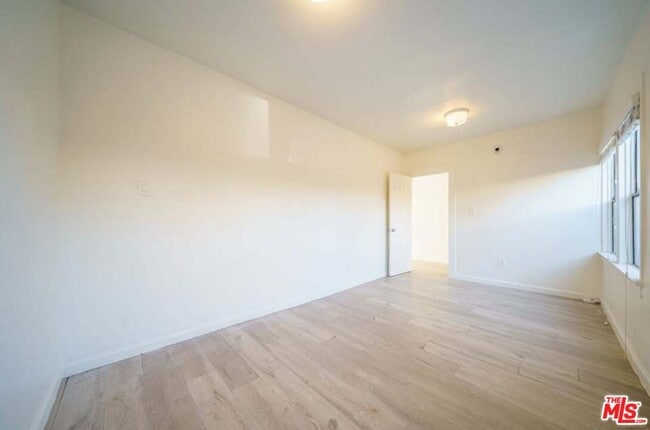 Building Photo - 433 E 41st Pl