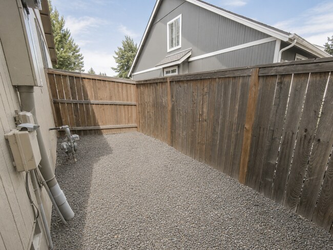 Building Photo - Spacious 3BR Home with Private Yard Near Alpenglow Park