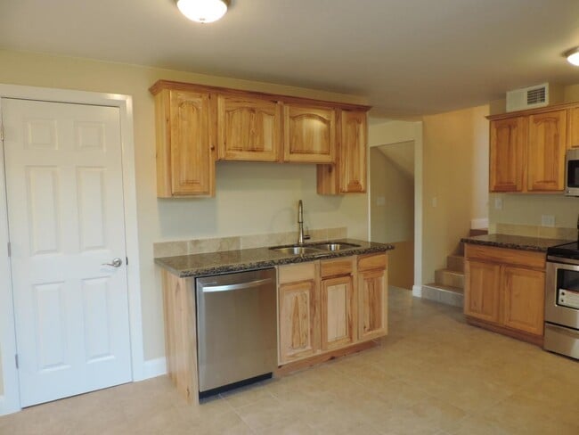 Building Photo - Dog Friendly - 4 Bedroom with Granite Counter tops.