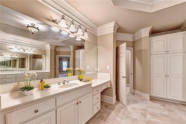 Building Photo - 8920 Doral Dr