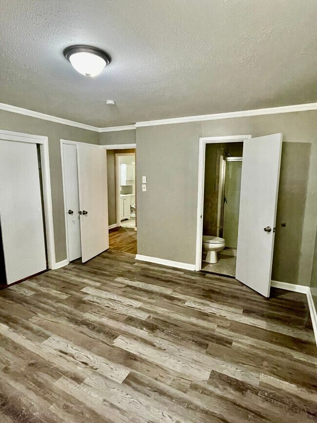 Building Photo - Newly updated!