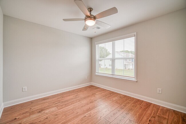 Building Photo - Gorgeous 4 BR, 3 BA Home With Easy Access ...