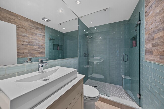 Building Photo - 6515 Bay Club Dr