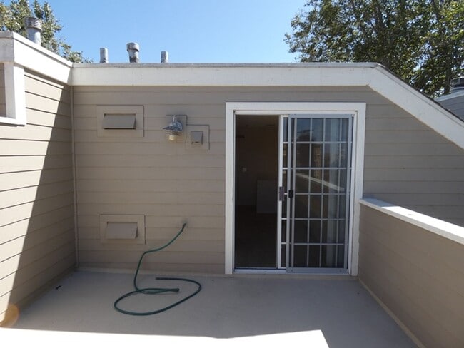 Building Photo - Open and Airy Condo at Country Club Villag...