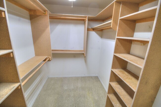 Building Photo - Great NW Three Bedroom , Two Bathroom, 2 C...