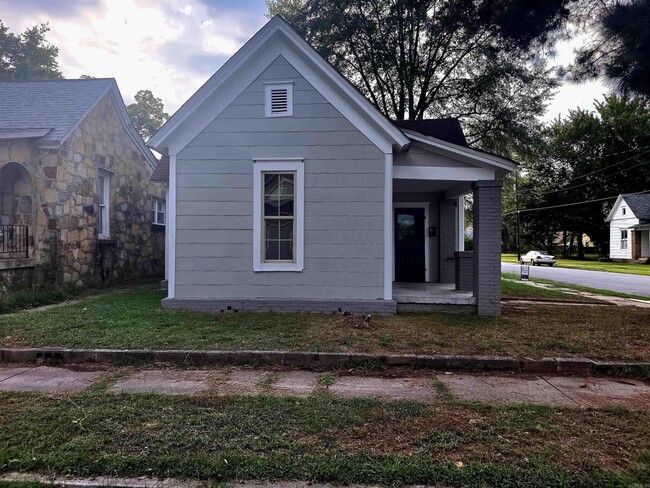 Building Photo - 1300 W 10th St