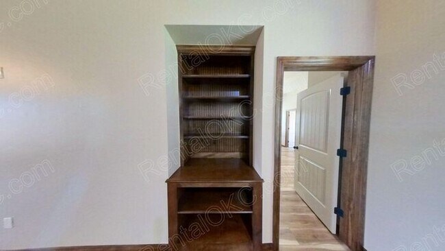 Building Photo - 3/2 plus office in gated SW neighborhood