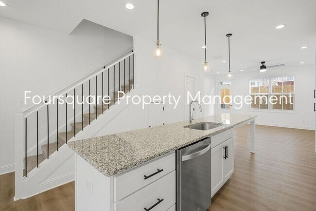 Building Photo - Modern 4-Bed / 3.5-Bath Townhome with Main Level Hard-Surface Floors , Back Patio – Easy Access t...