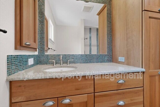 Building Photo - 8301 Cherry Hills Dr NE