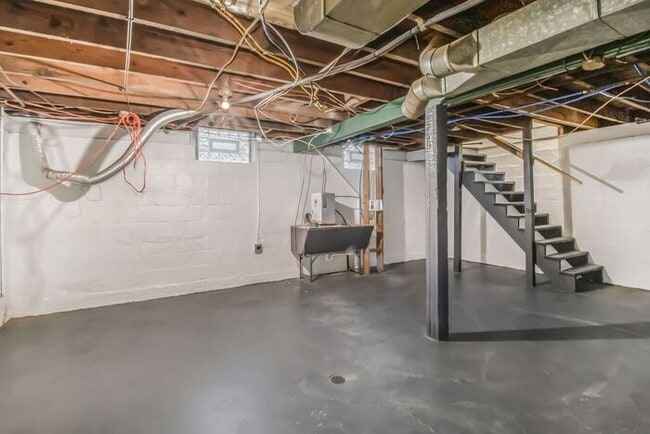 Building Photo - 548 Dayton Ave