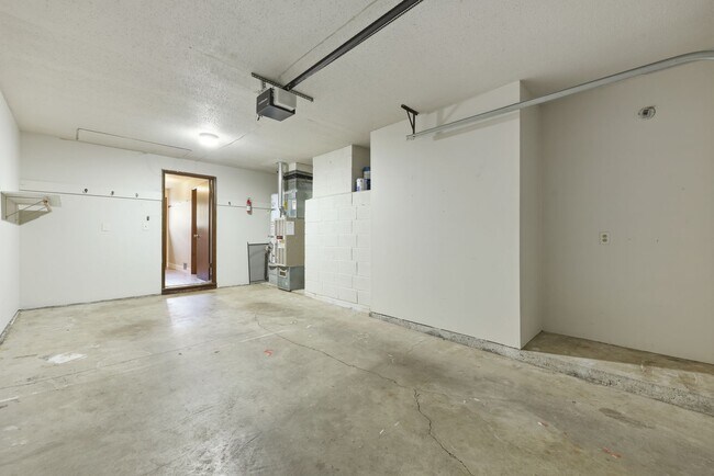 Building Photo - Move in ready NOW! Desirable west side location! 2 bed/ 1.75 bath. Olympia school district.