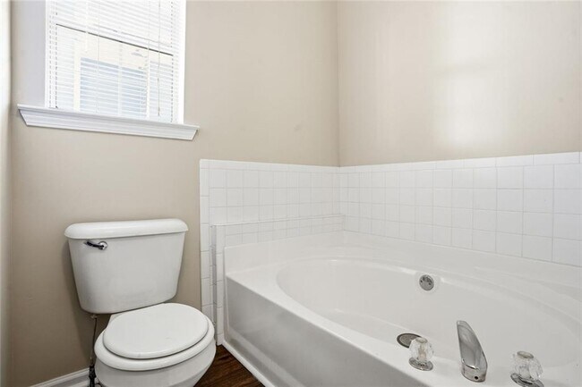 Building Photo - 405 Chadwick Cmns