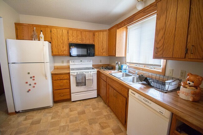 Building Photo - Upstairs condo with garage space in great NW location!