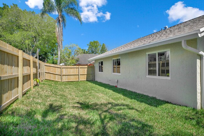 Building Photo - 23392 Country Club Dr E