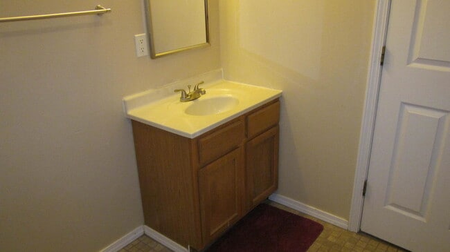 Building Photo - Lovely Fully Furnished 2 bed, 1 bath home