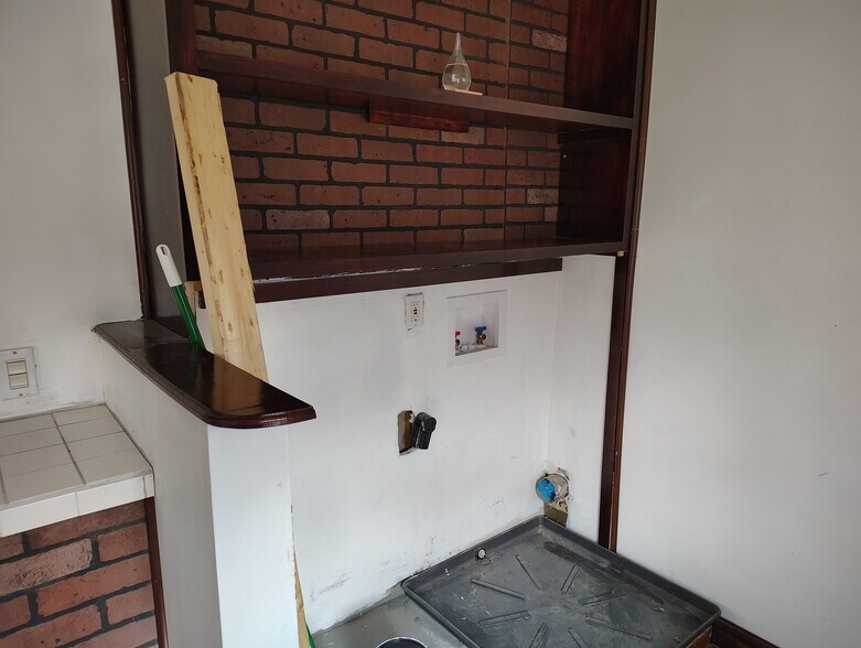 Building Photo - 337 1/2 W South St