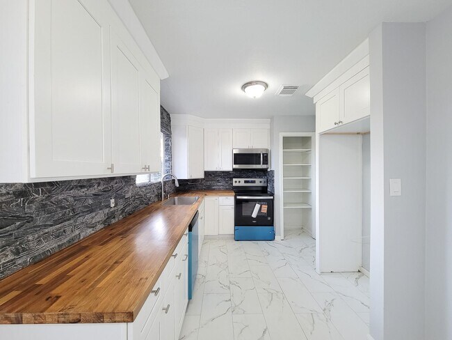 Building Photo - 2024 Stones throw Dr