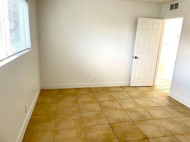 Building Photo - 3351 Brussels St